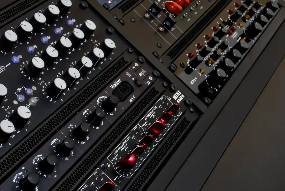 Free mastering sample — analog outboard gear